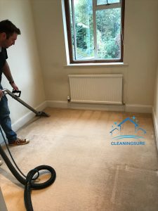 carpet cleaner technician do a steam carpet cleaning service in london