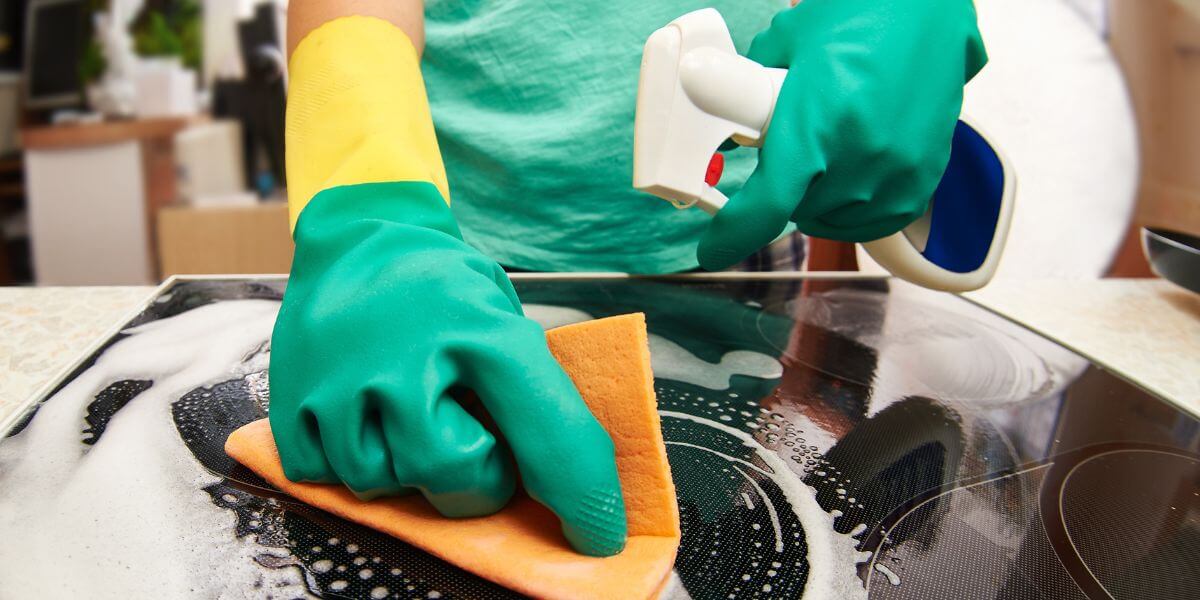 professional cleaner clean hobs during an move out cleaning service