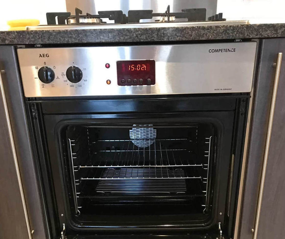 Shining oven after a professional end of tenancy cleaning in Tooting, SW17, showing spotless glass door and polished stainless-steel surface.